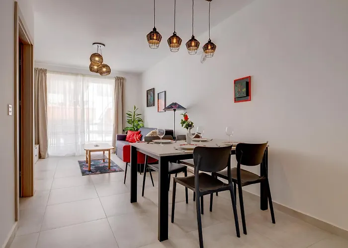 Charming Apartment, Your Perfect Getaway Apartment *